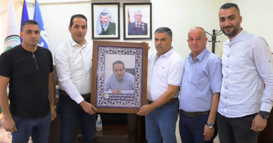 ادارة العميد تكرم امين عام اتحاد الكرة المحامي فراس ابو هلال