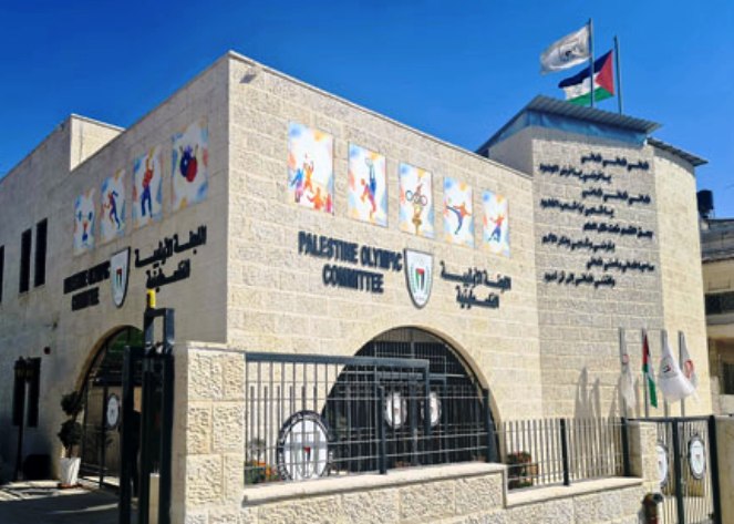 السلام الوطني الفلسطيني يزين واجهة مقر اللجنة الأولمبية في الرام