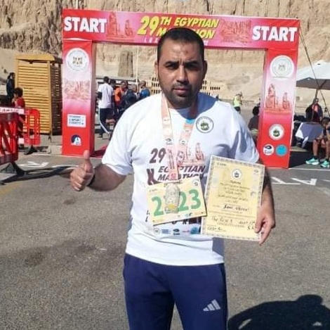 العدّاء سامي نتيل من غزة يفوز بالمركز الأول في سباق ماراثون مصر الدولي