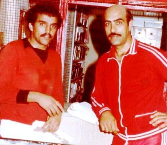 سامي المكاوي والراحل صالح الشريف من نجوم الكرة الطائرة في صورة قبل 48 عاما