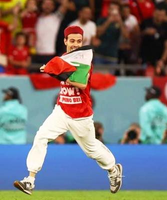 السفير الفاهوم يكرم الشاب التونسي الذي رفع علم فلسطين في مباراة تونس وفرنسا