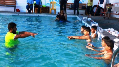 افتتاح دورة سباحة متخصصة في دير البلح