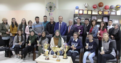 بلدية الخليل تُكرم لاعباتها في كرة اليد