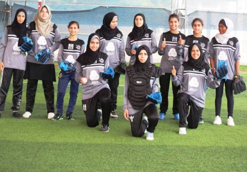 فريقا الأقصى الرياضي وفلسطين يتأهلان لنهائي كأس السوفتبول للفتيات