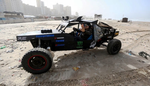 أول سيارة سباق مصنوعة محليا ويدويا من غزة