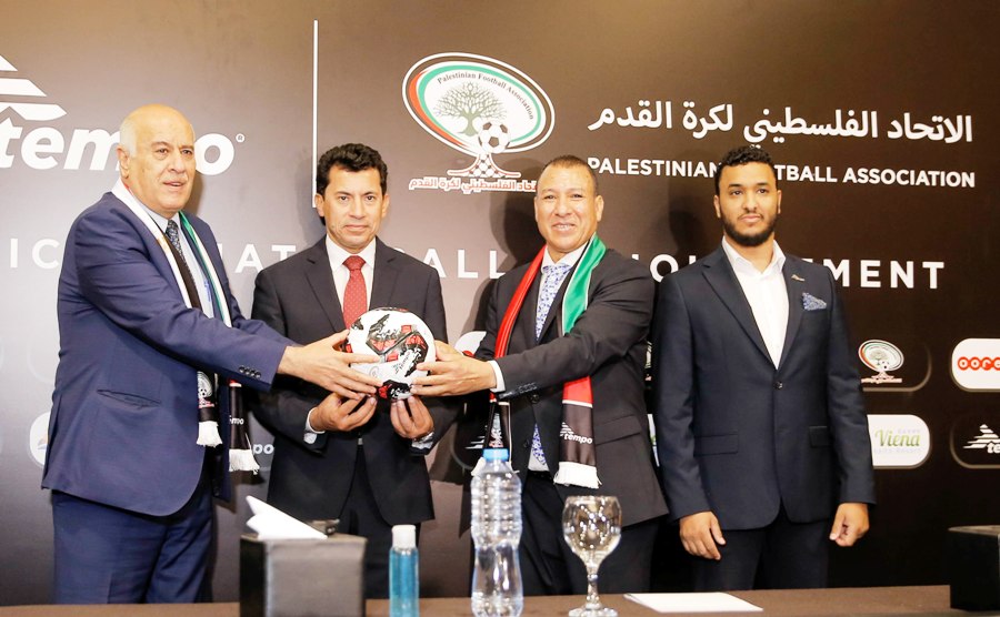 الرجوب يوقع بروتوكول تعاون لاختيار كرة القدم ماركة (Tempo) كرة رسمية للاتحاد