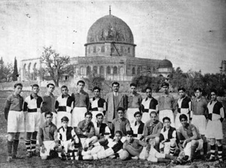 فريق مدرسة الايتام الاسلامية الصناعية في القدس قبل 67 عاما