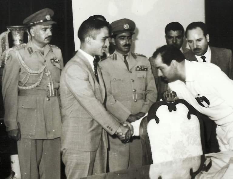 الملك حسين بن طلال يكرم البطل الفلسطيني راسم الشريف قبل 67 عاما