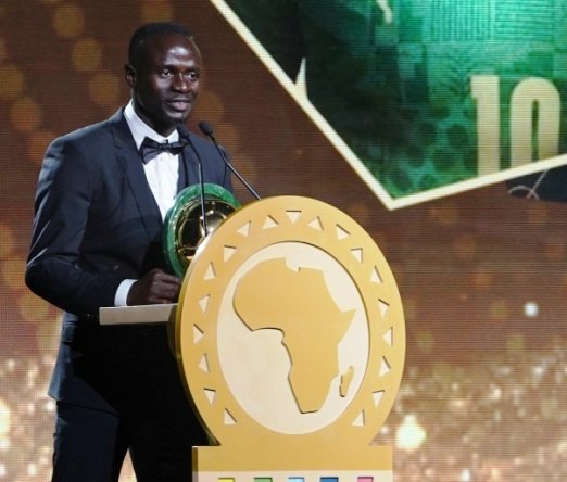 السنغالي ماني يتوج بجائزة أفضل لاعب أفريقي متفوقاً على محمد صلاح