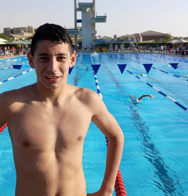 السباح المقدسي صهيب منى يثبت كفاءته بالبطولة العربية الأولى للألعاب المائية