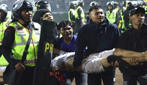 كارثة مصرع 174 مشجعا في مباراة بإندونيسيا