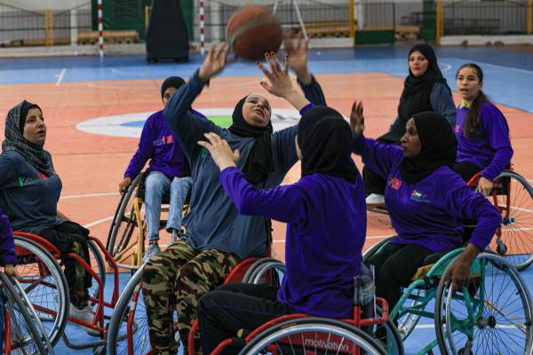 كرة السلة على الكراسي المتحركة تمنح فتيات في غزة الشغف بالحياة