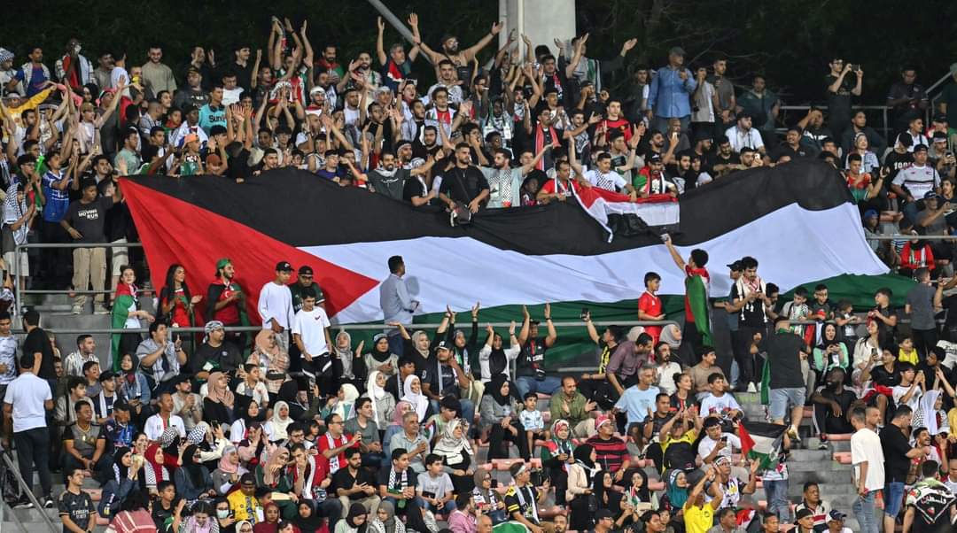 العلم الفلسطيني يرفرف في استاد كلفا بالعاصمة الماليزية