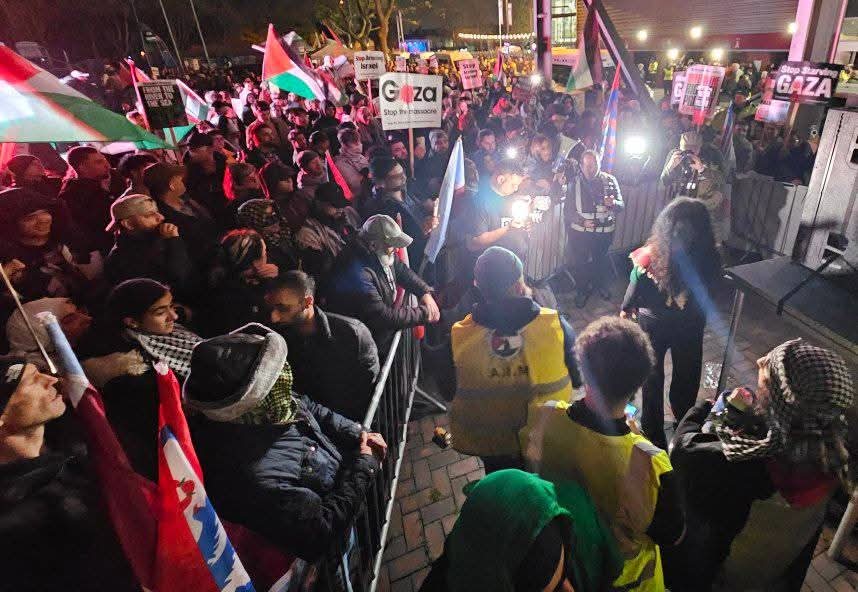 فلسطين تجمع المتضامنين وتُفرغ مدرجات أستون فيلا في مواجهة مكابي الإسرائيلي