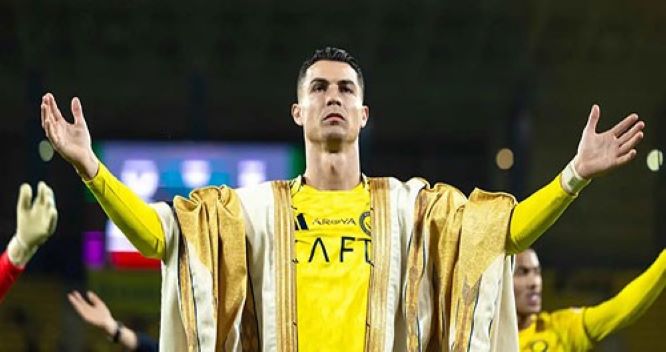 رونالدو يحتفل بـالبشت السعودي بصدارة النصر للدور السعودي