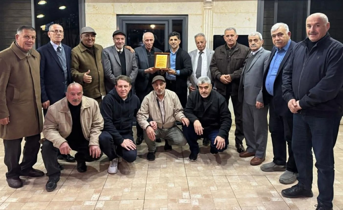 قدامى شباب الخليل العميد يطمئنون على نجم الأهلي سفيان أبو خلف